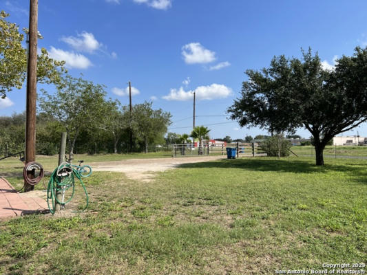 2215 N MADISON AVE, BEEVILLE, TX 78102, photo 5 of 23