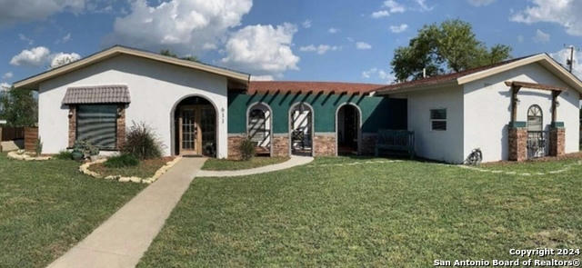 611 S 9TH ST, CARRIZO SPRINGS, TX 78834 - Image 1