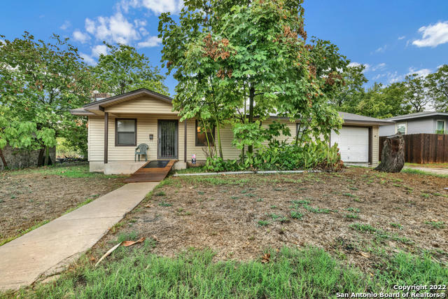 385 W FAUST ST, NEW BRAUNFELS, TX 78130, photo 1 of 26