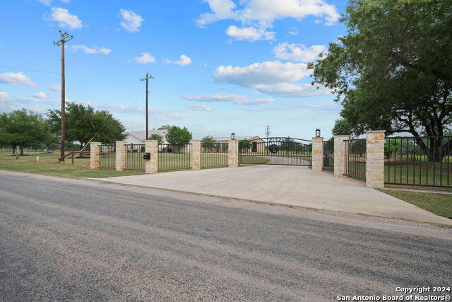 12132 COUNTY ROAD 401, STOCKDALE, TX 78160, photo 1 of 36