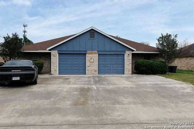 1076 MISTY ACRES DR, NEW BRAUNFELS, TX 78130, photo 1 of 11