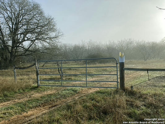 424 S CR, WAELDER, TX 78629, photo 5 of 15