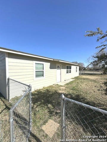 275 E HUTCHINS ST, LA PRYOR, TX 78872, photo 1 of 8