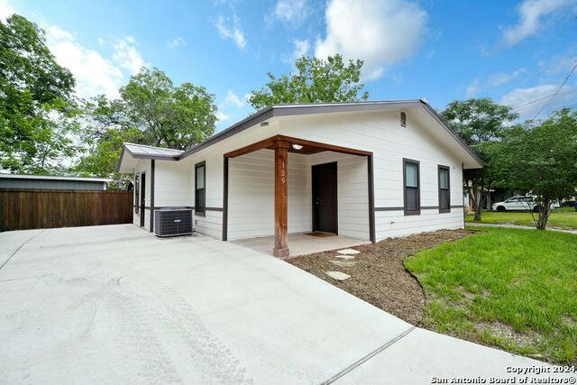 129 E TORREY ST, NEW BRAUNFELS, TX 78130, photo 1 of 25